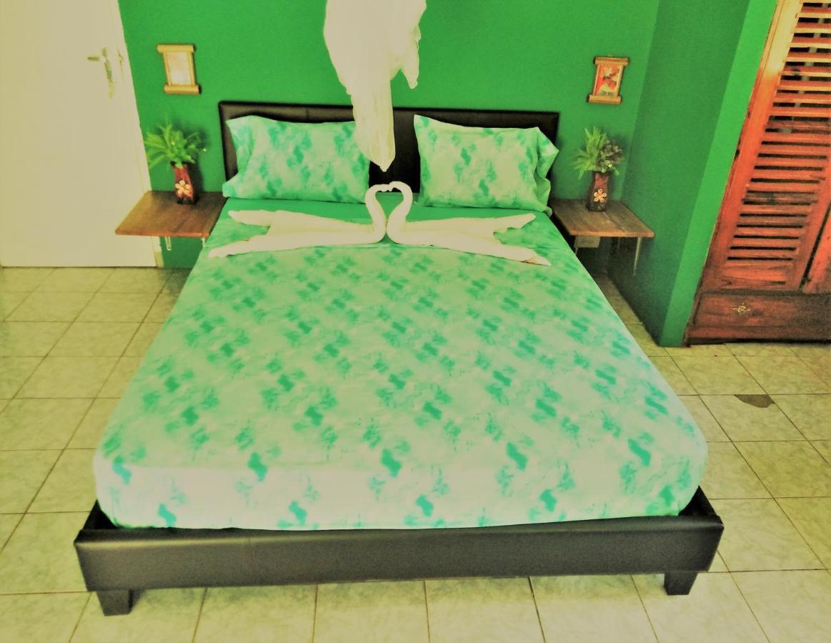 Queen Room with Shared Bathroom,1004739753:JPEG