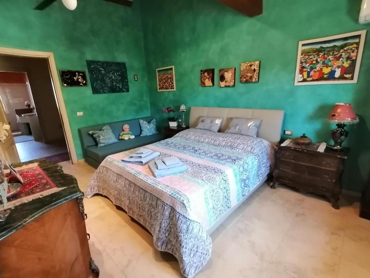 Habitación con cama extragrande y vistas a la montaña