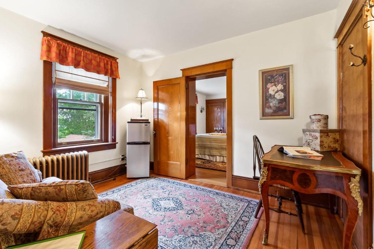 One-Bedroom Queen Suite