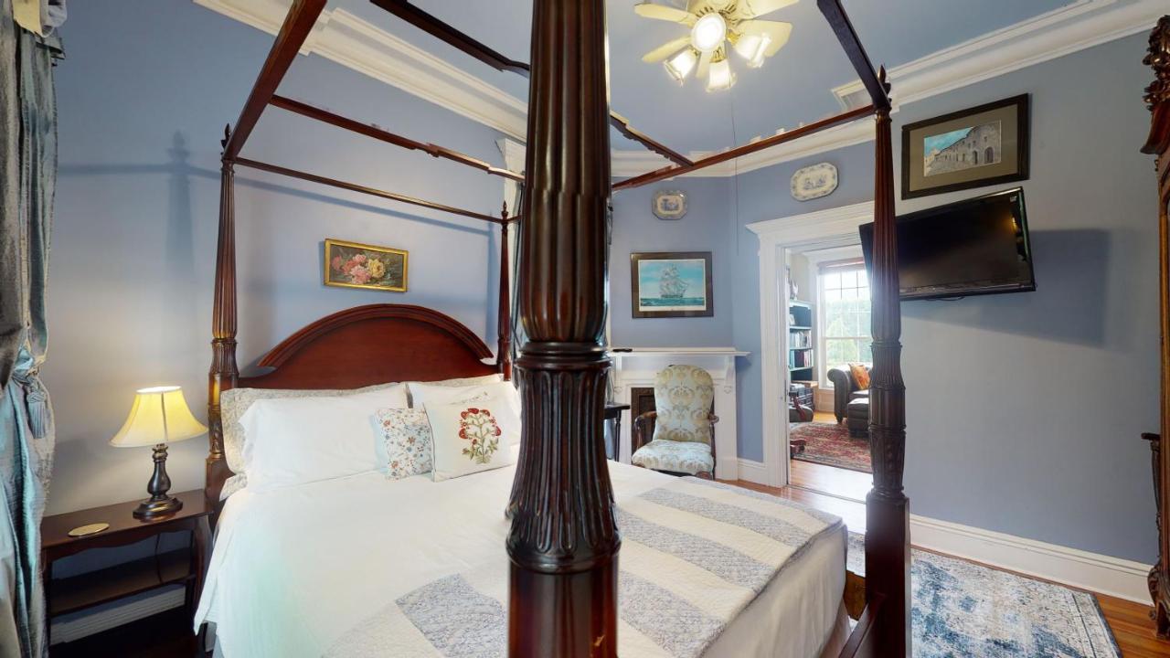 Deluxe Queen Suite