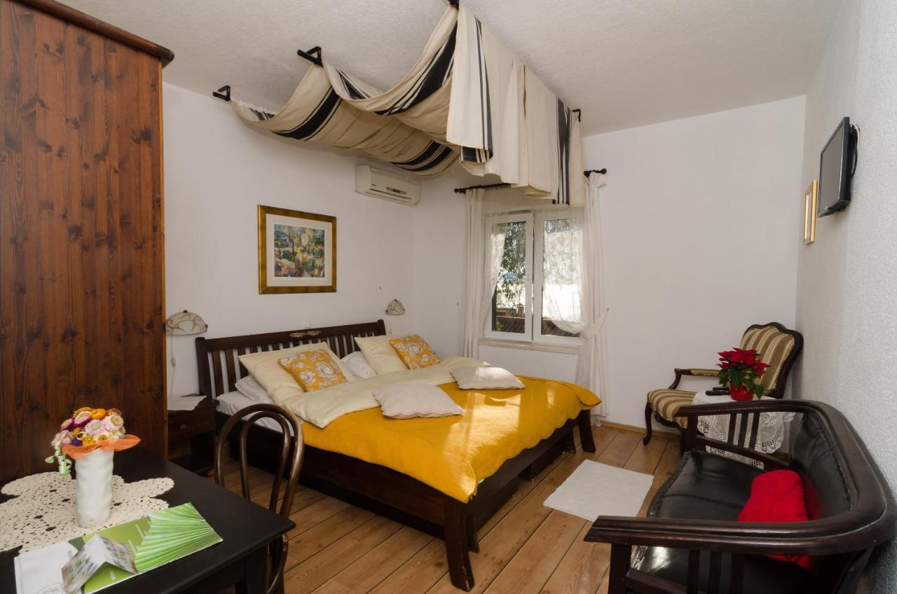 Habitación con cama extragrande y vistas al mar