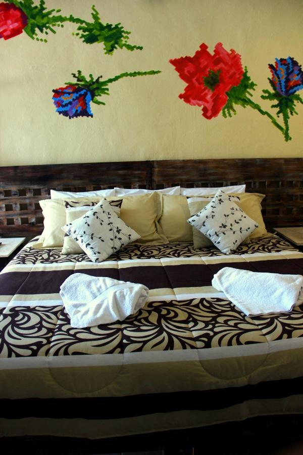 Habitación con cama grande