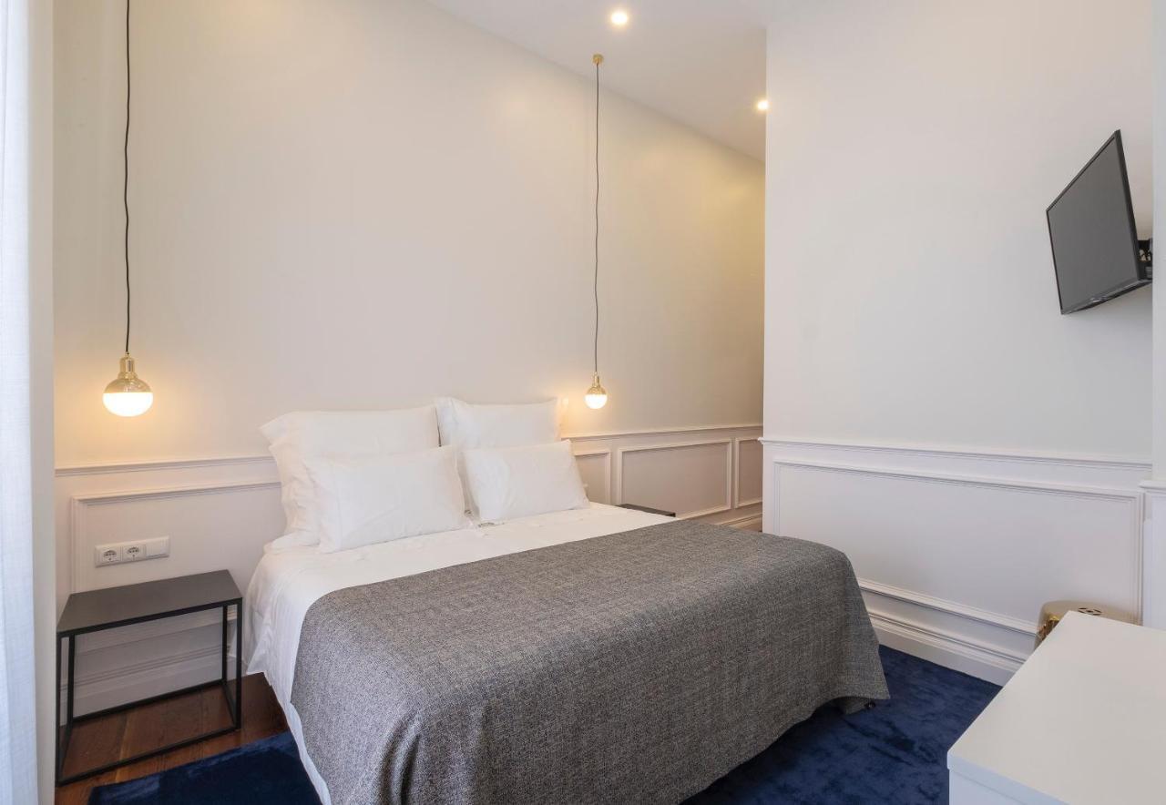 Habitación con cama grande y balcón