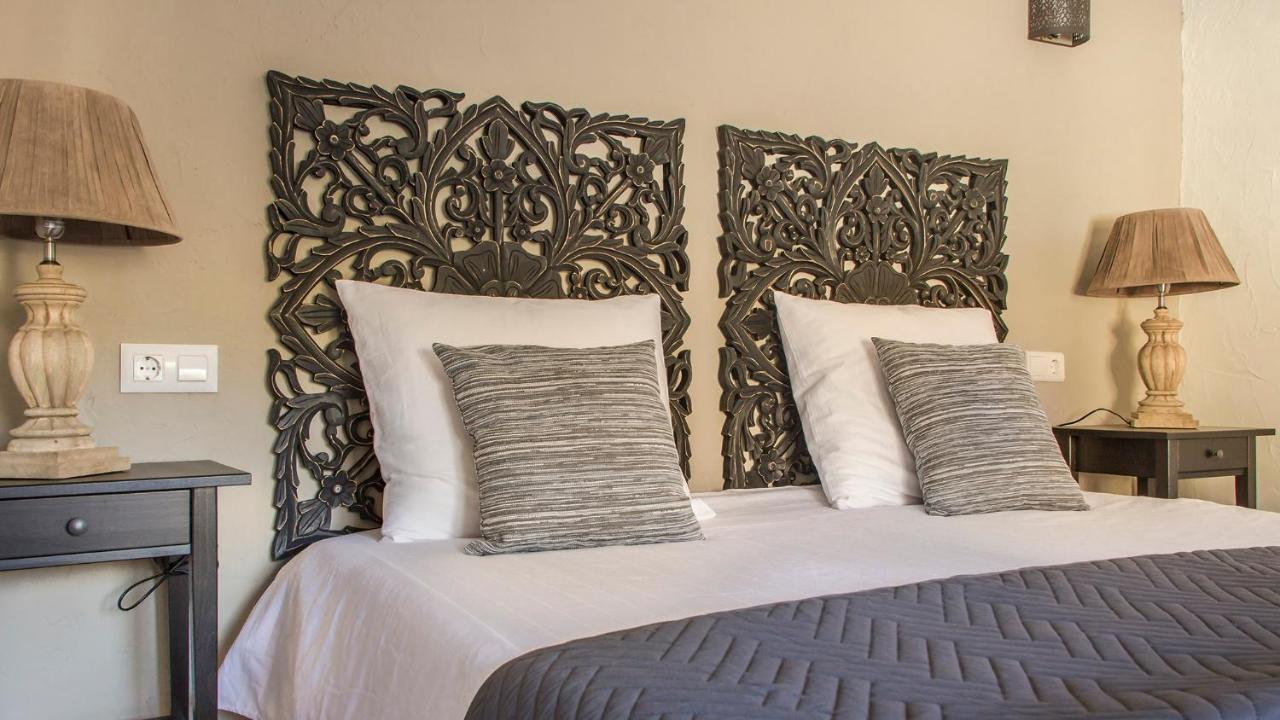Habitación con cama extragrande y vistas a la piscina