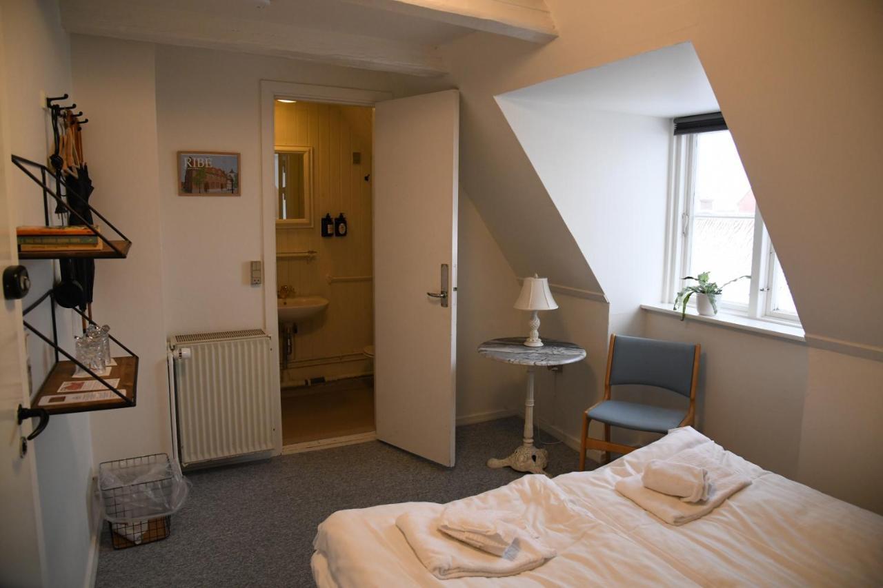 Tweepersoonskamer met Eigen Badkamer in het Huis van de Gevangenis Inspecteur