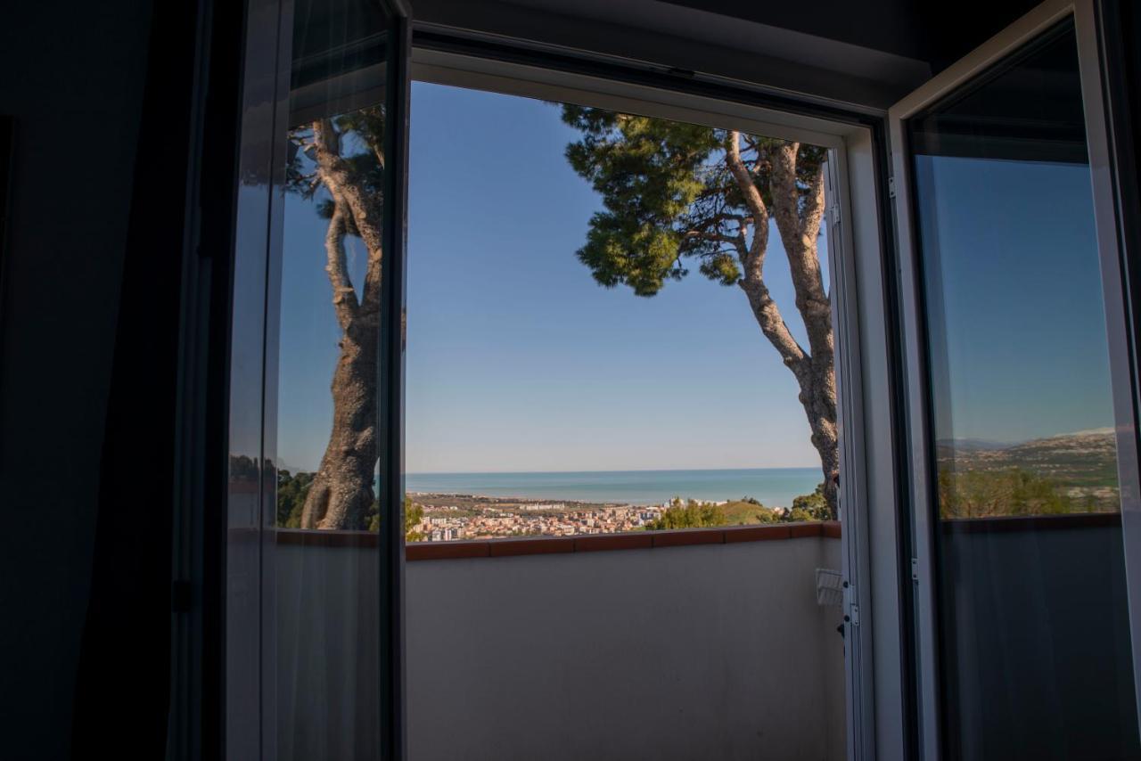 Camera Matrimoniale con Balcone e Vista Mare