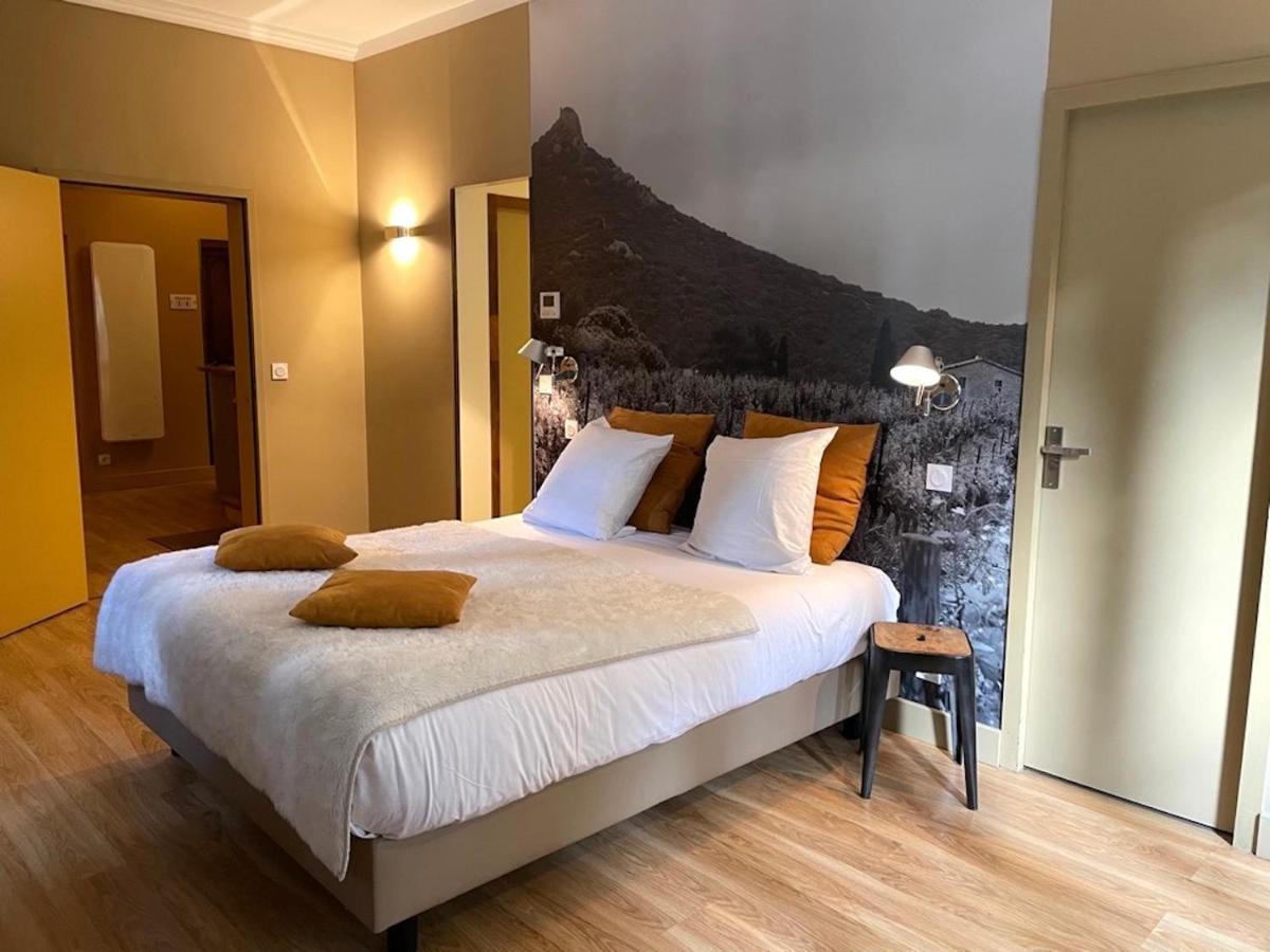 Deluxe Double Room Shower