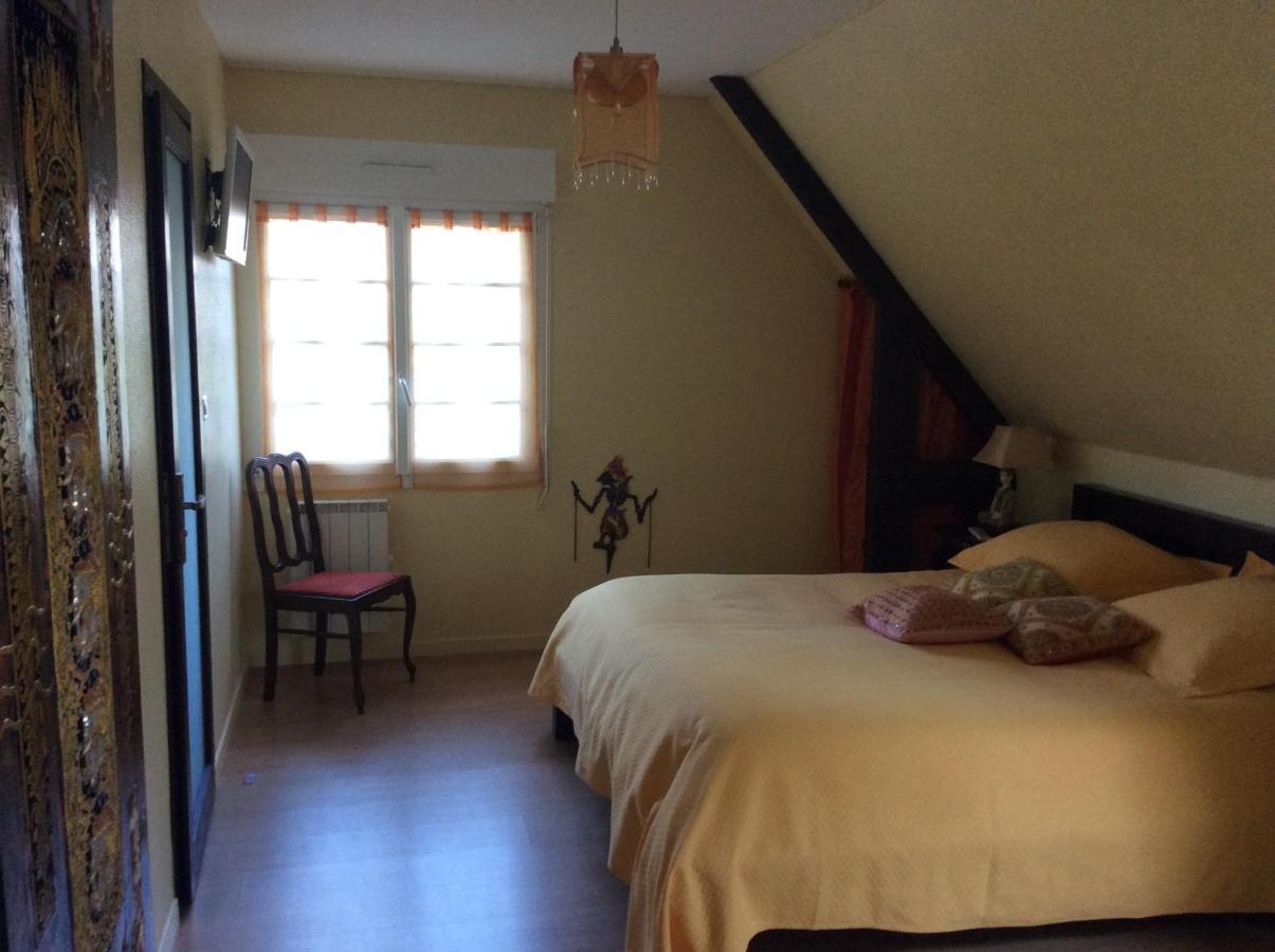 Zimmer mit Kingsize-Bett und Gartenblick.