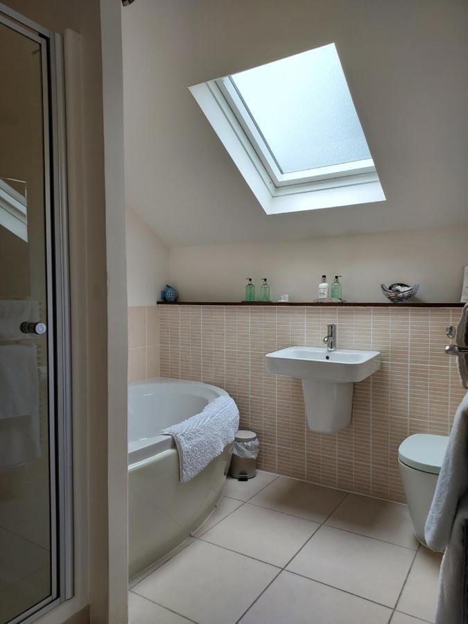 Twin Room Private External Bathroom,1500218707:JPEG