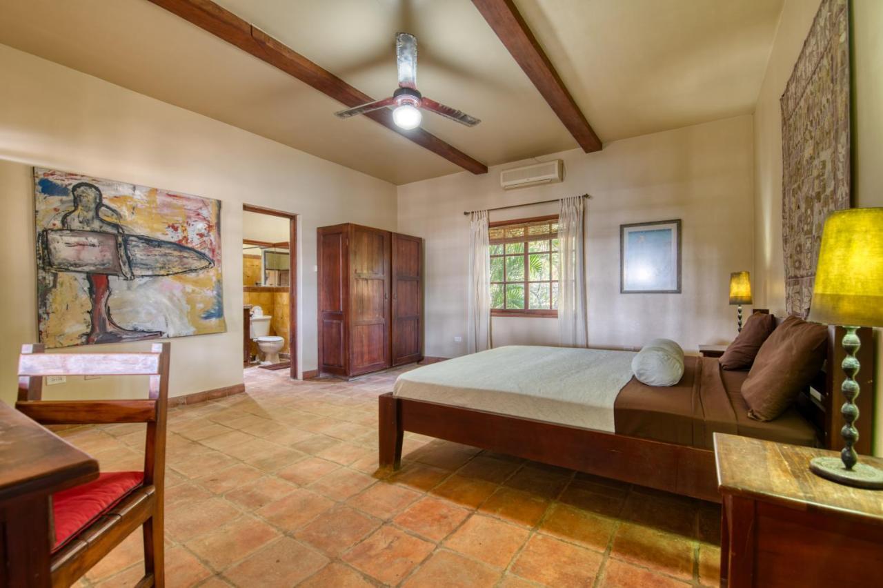 Habitación con cama extragrande y vistas a la piscina