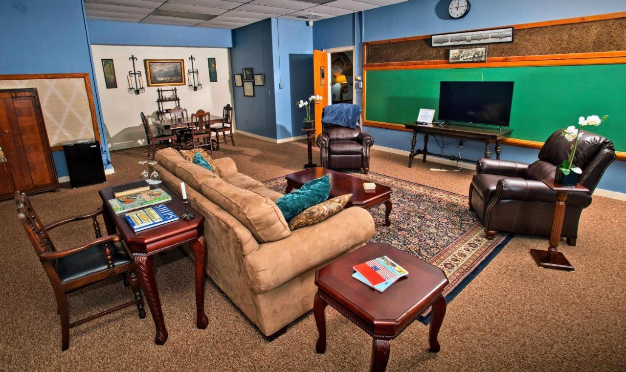 Deluxe Double Room (2 Adults + 1 Child),1129949493:JPEG