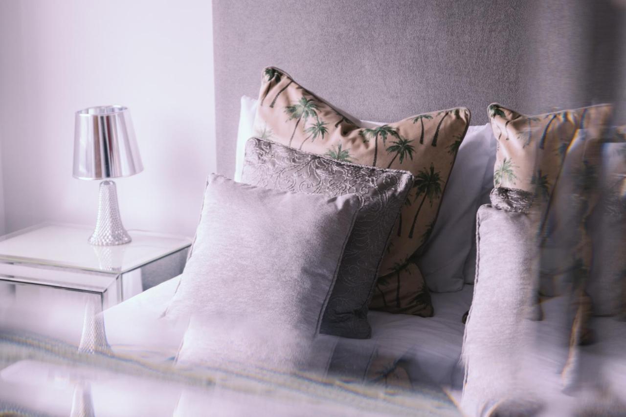 Queen Room with Shared Bathroom,1139734981:JPEG