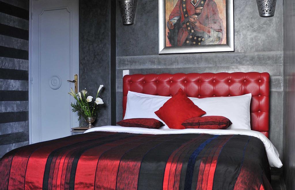 Room 2,114852467:JPEG