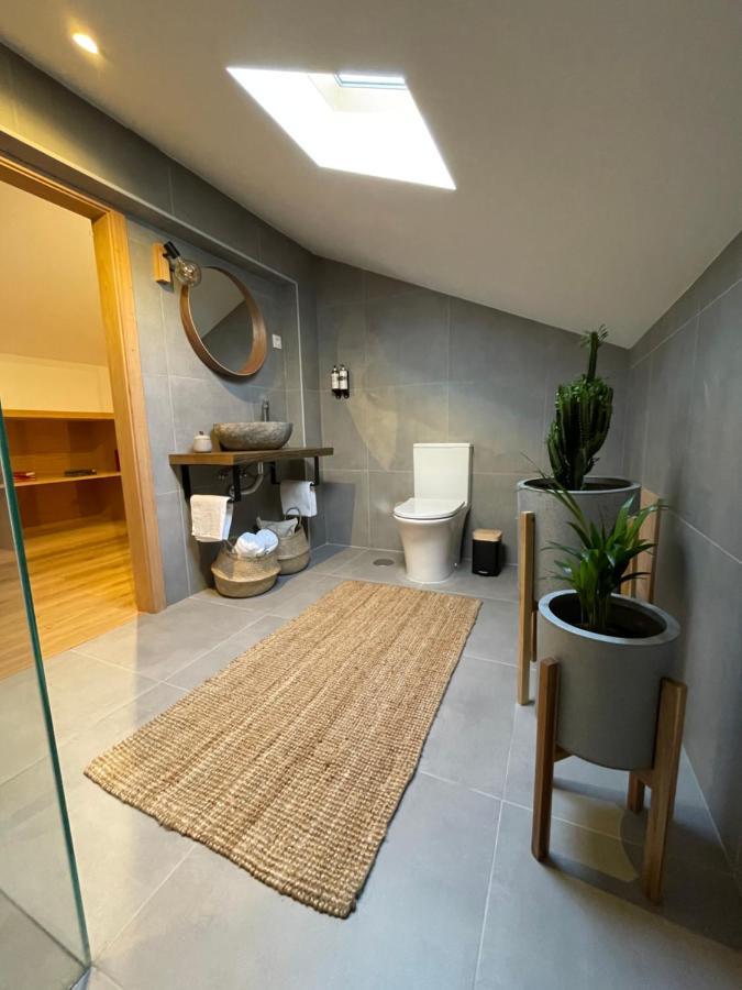 Zimmer mit Queensize-Bett und Poolblick