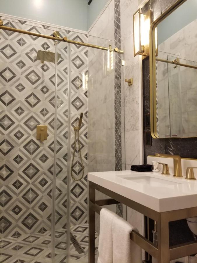 Deluxe Double Room Shower,1151911653:JPEG