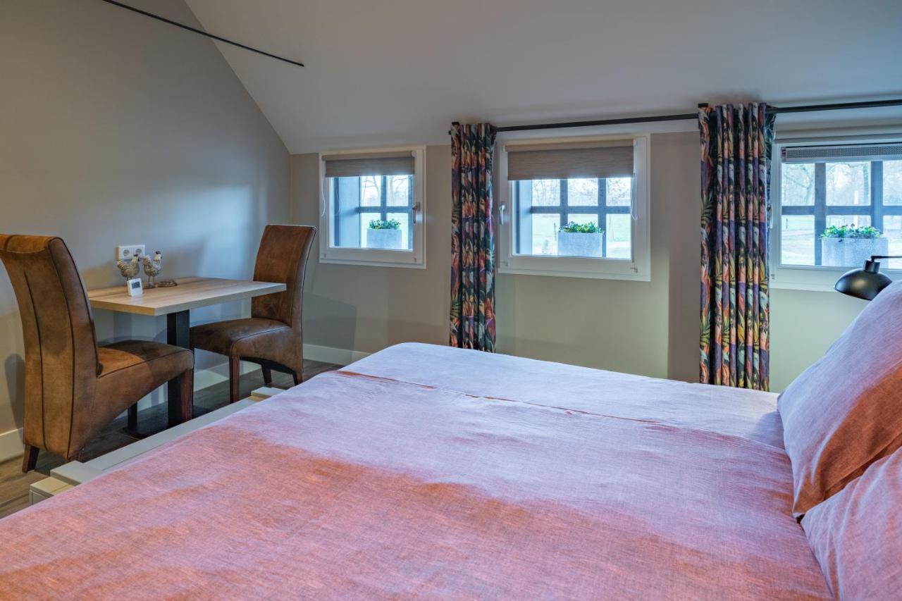 Tweepersoonskamer met 2 Aparte Bedden en Eigen Badkamer