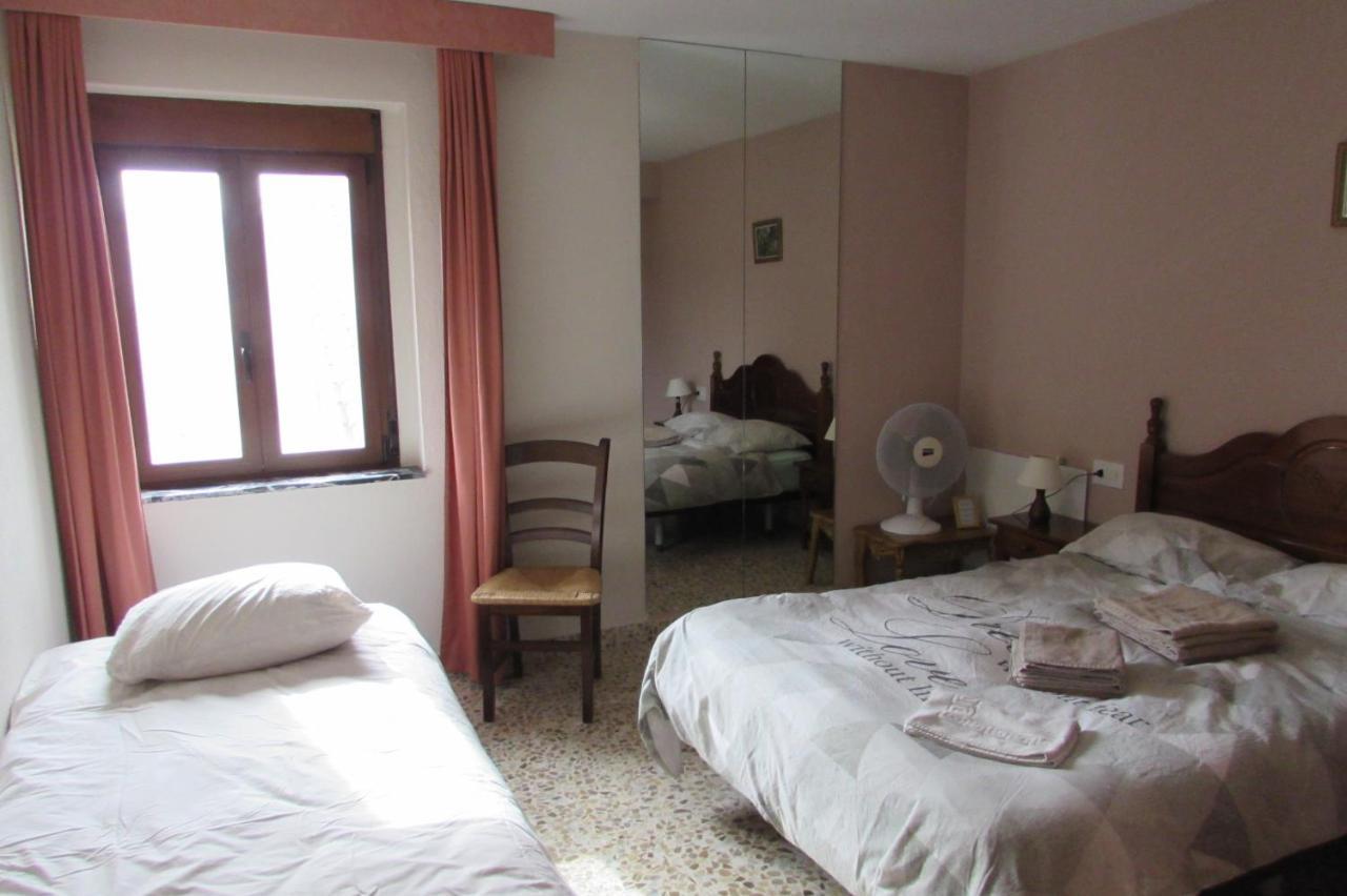 Tweepersoonskamer met een Eigen Externe Badkamer