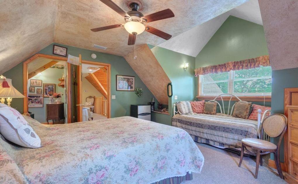 Family Room with Lake View,1185878971:JPEG