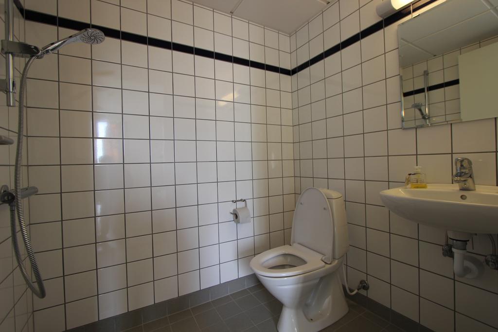 Tweepersoonskamer met 2 Aparte Bedden en Eigen Badkamer