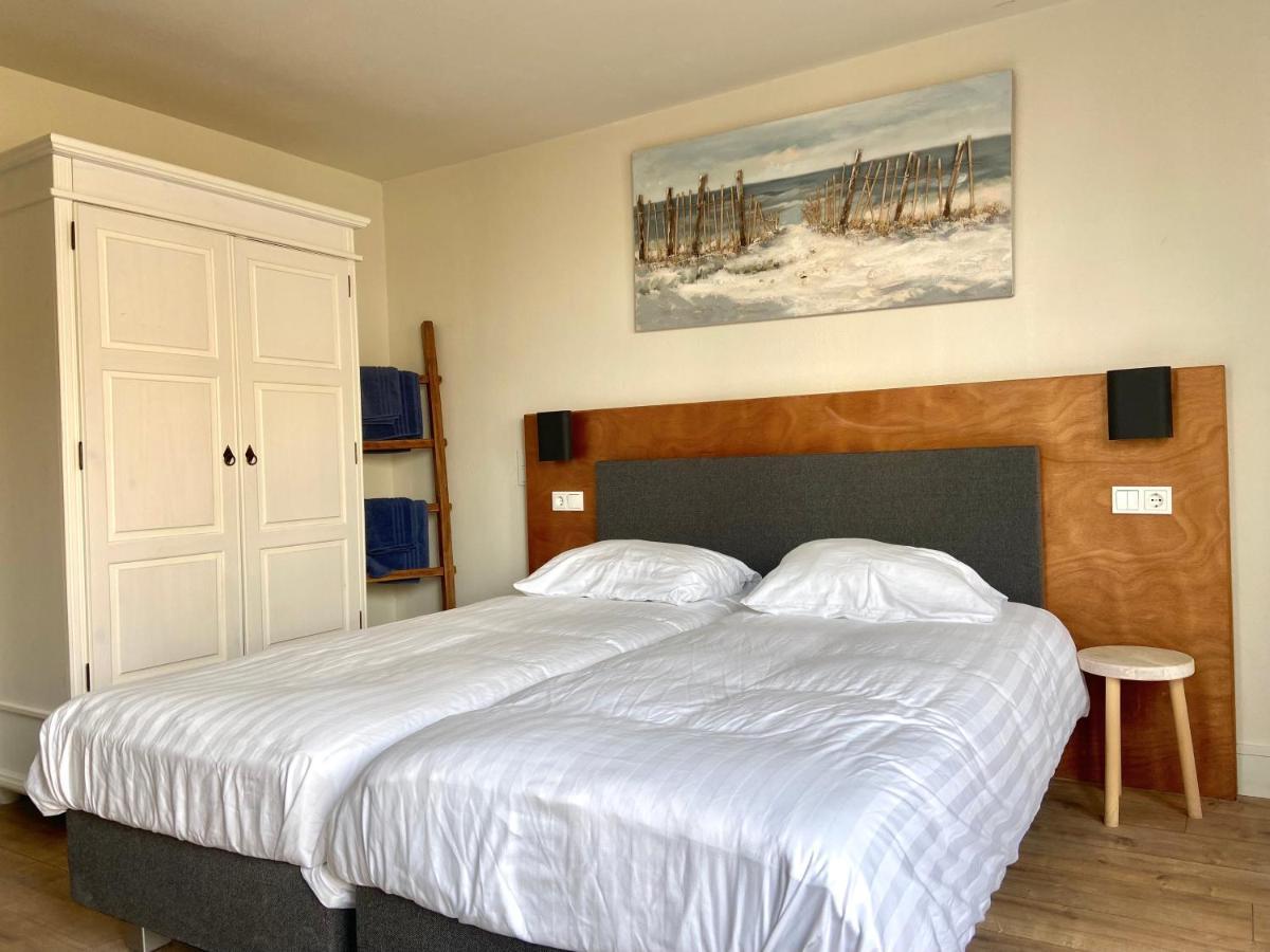 Tweepersoonskamer met 2 Aparte Bedden en Eigen Badkamer