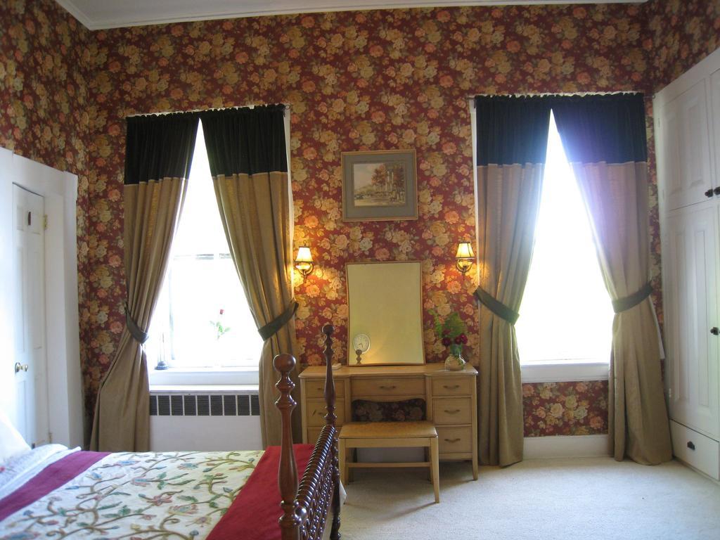 Deluxe Queen Room with Bath