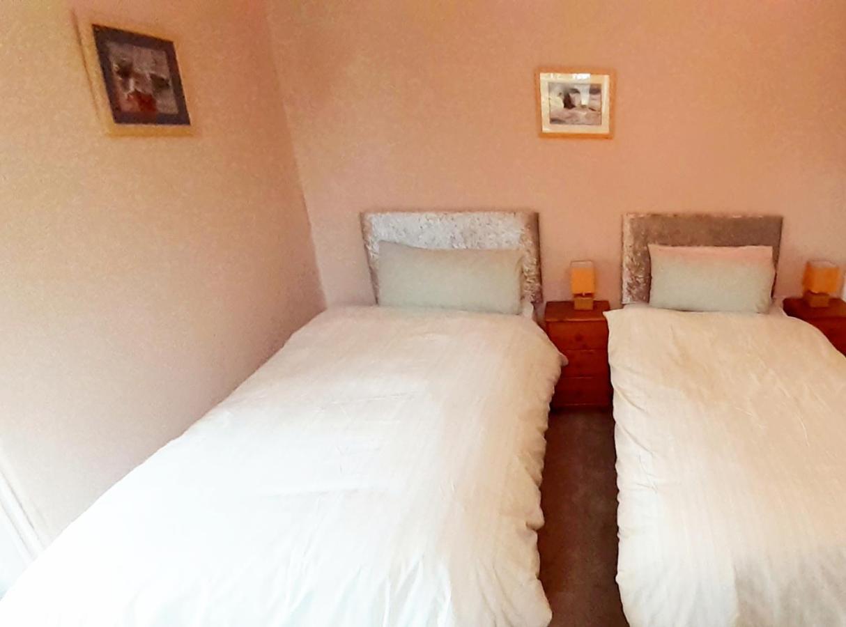 Tweepersoonskamer met 2 Aparte Bedden en Gedeelde Badkamer