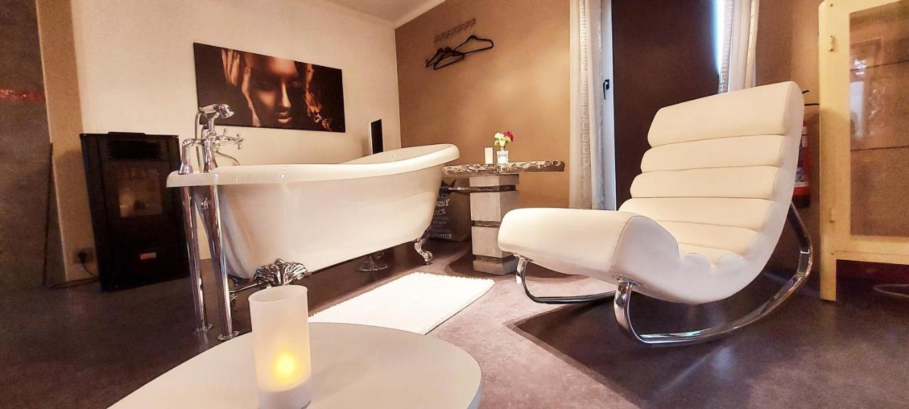 Habitación con cama extragrande y bañera de hidromasaje