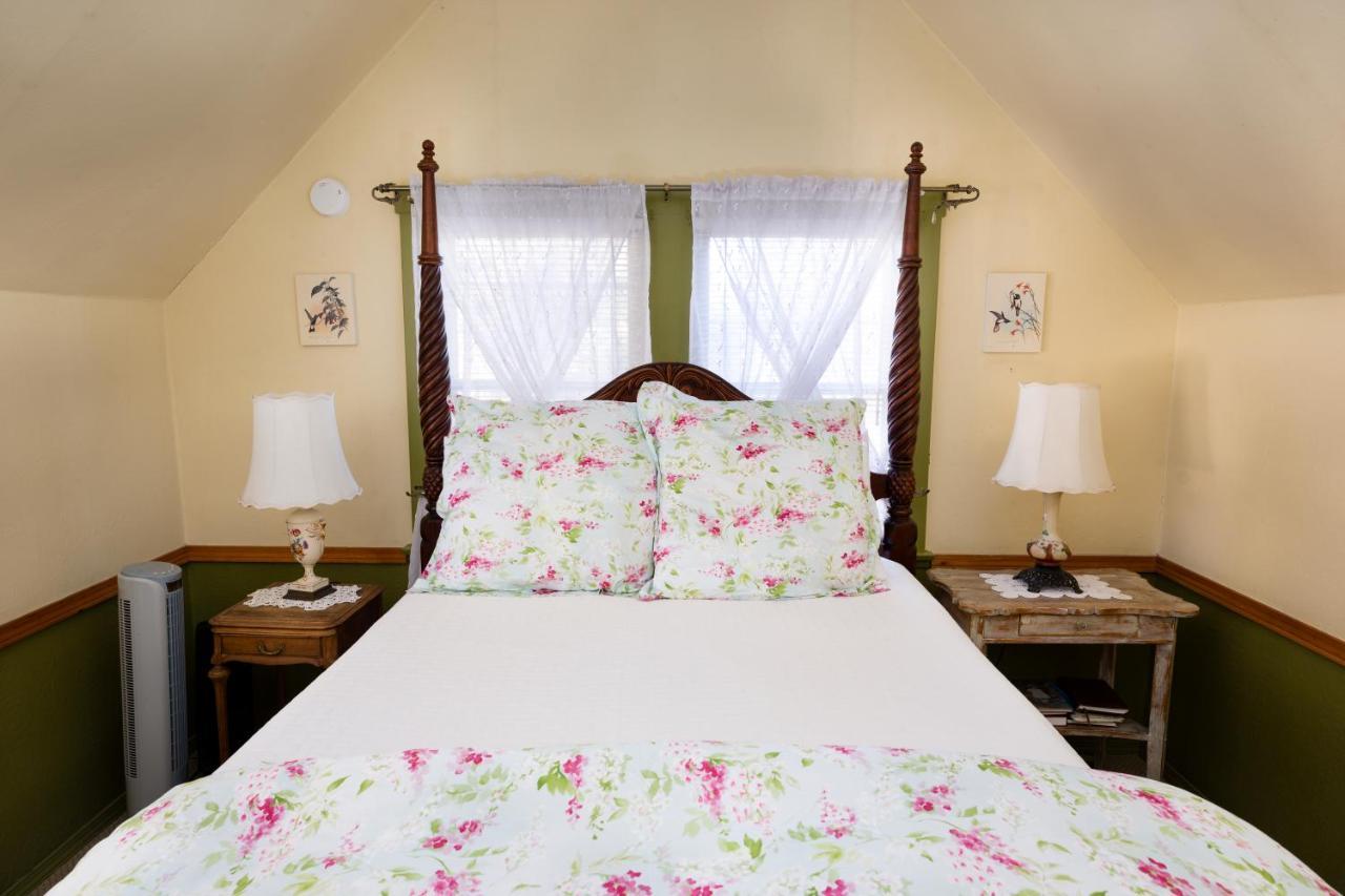 Queen Room with Garden View
