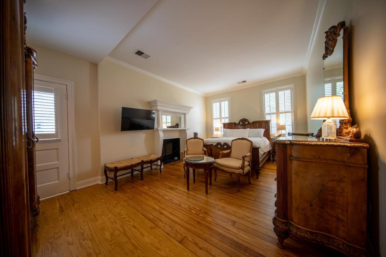 Queen Room,1593956601:JPEG