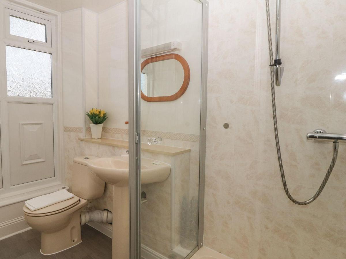 Twin Room,1378131689:JPEG