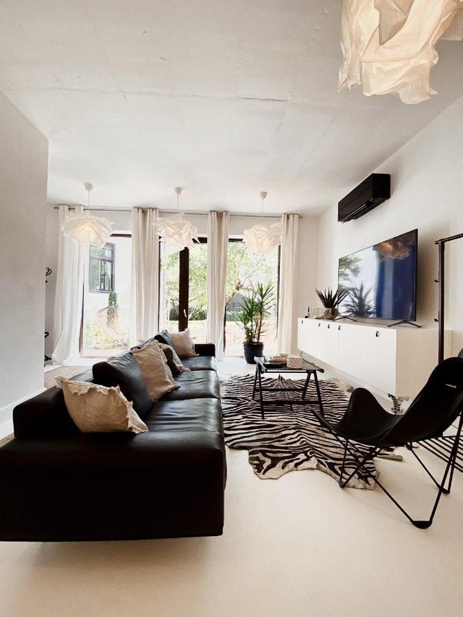 Studio mit Poolblick