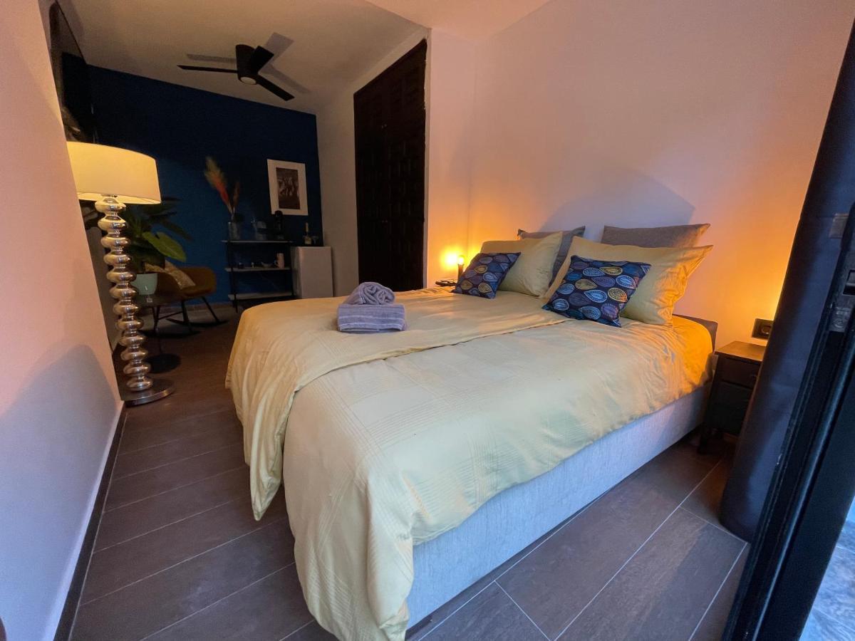 Kamer met Queensize Bed en Uitzicht op de Tuin