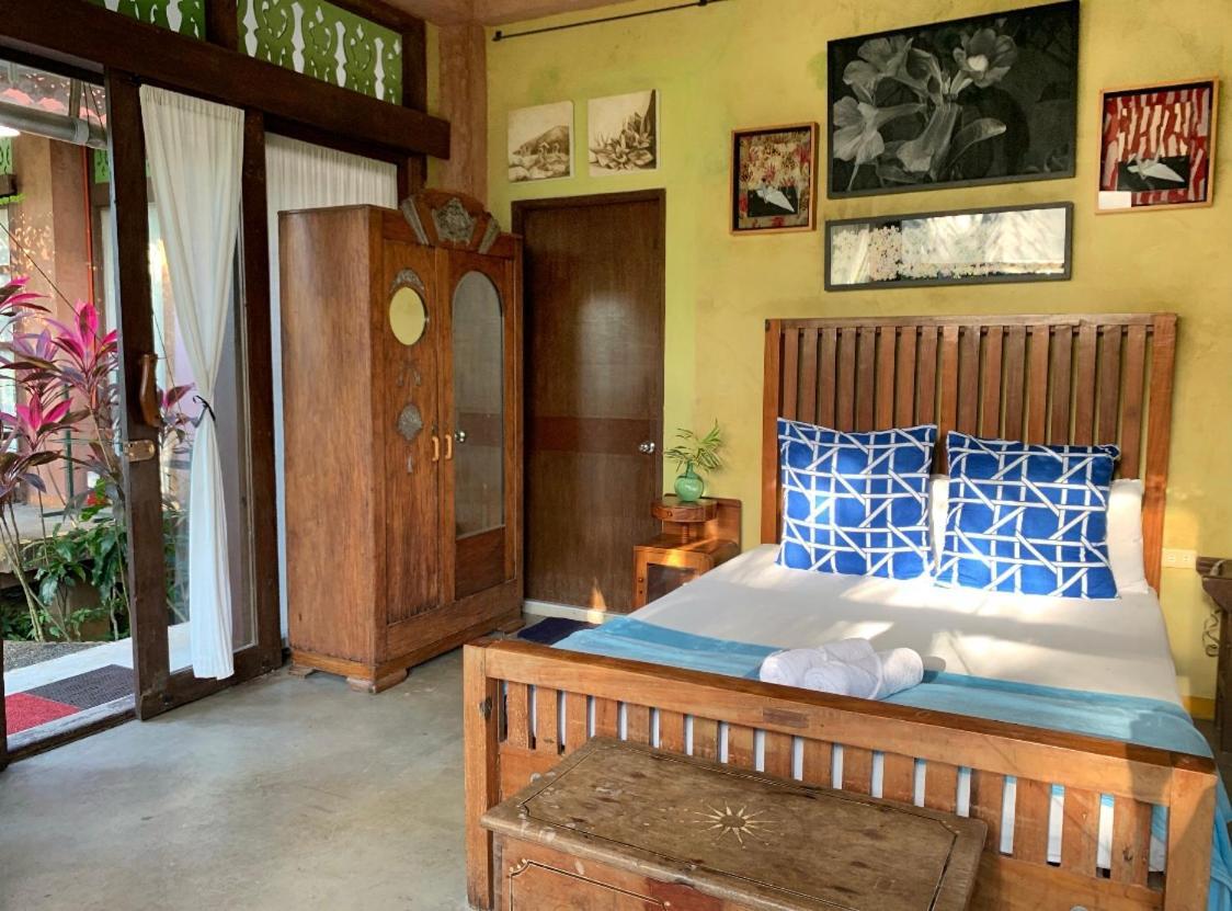 Chambre Lit Queen-Size - Vue sur Jardin