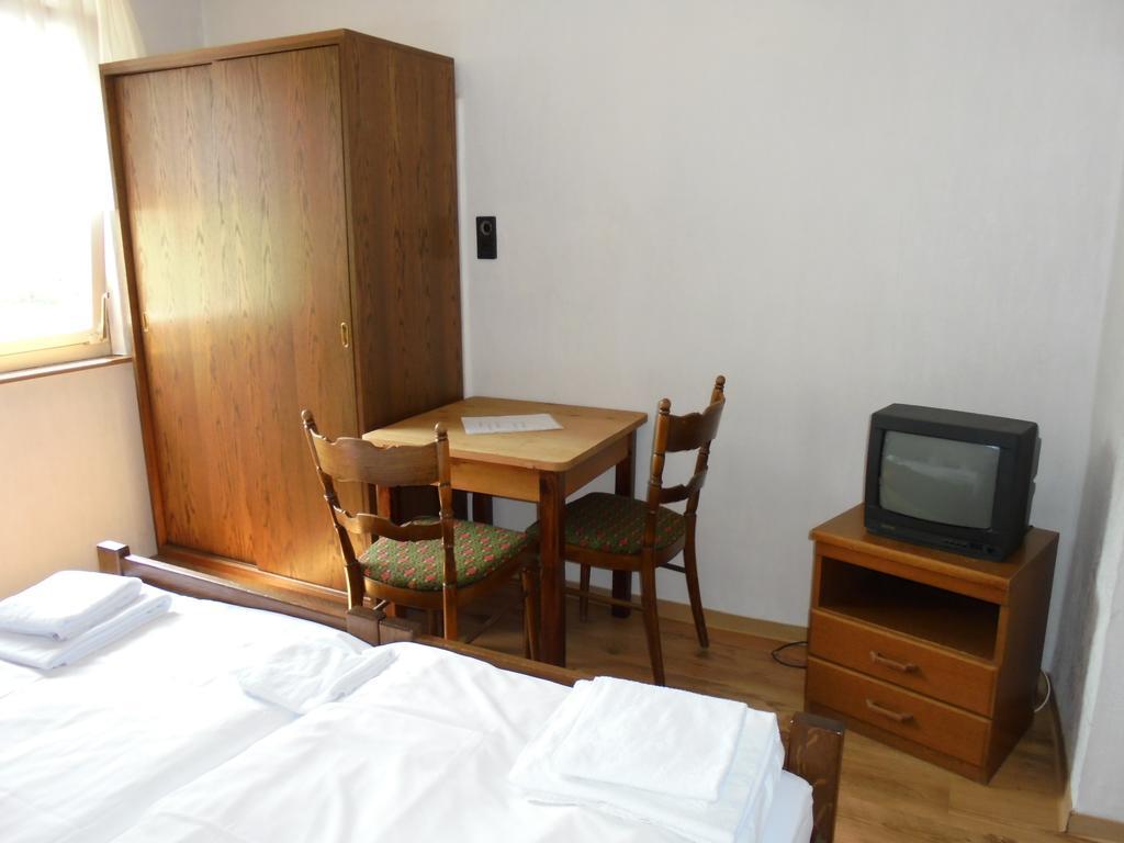 Standard Doppelzimmer mit Gemeinschaftsbad und Gemeinschafts-WC