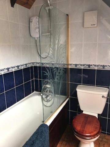 Tweepersoonskamer met 2 Aparte Bedden en Eigen Badkamer