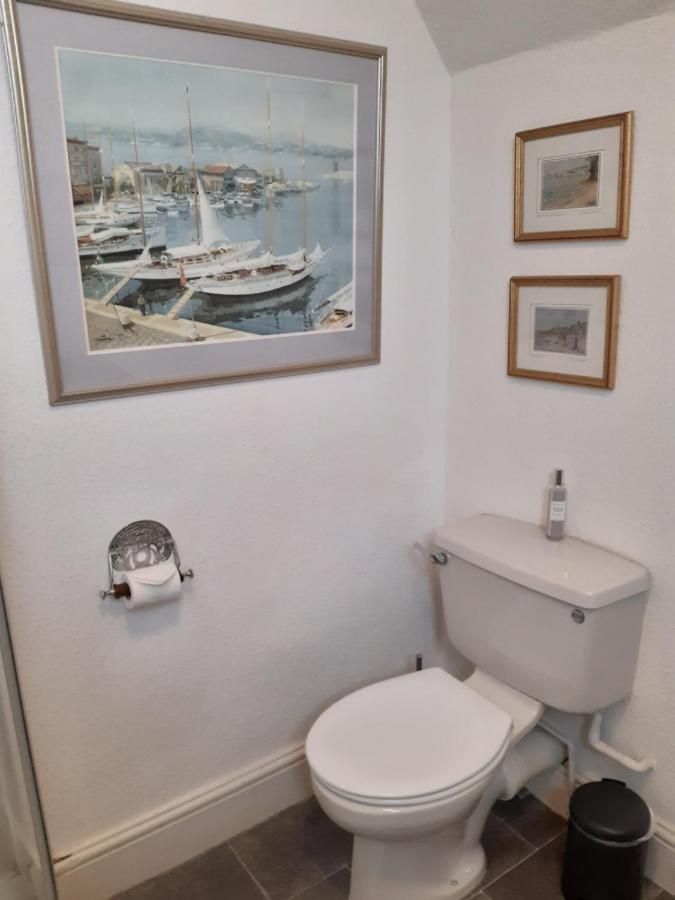 Large Family Room Private External Bathroom,1697141336:JPEG