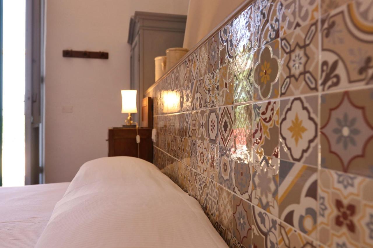 Zimmer mit Kingsize-Bett