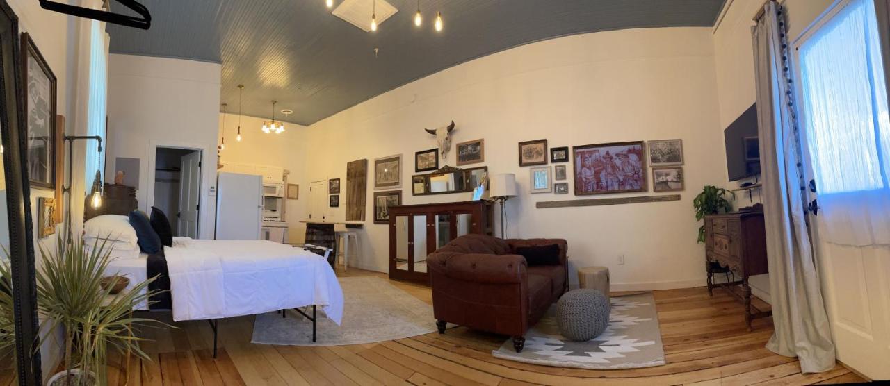 Deluxe Queen Studio