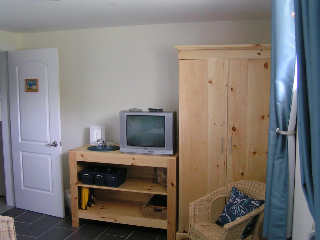 Queen Room with Shared Bathroom