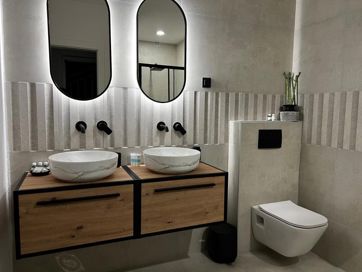 Habitación con cama grande y bañera de hidromasaje