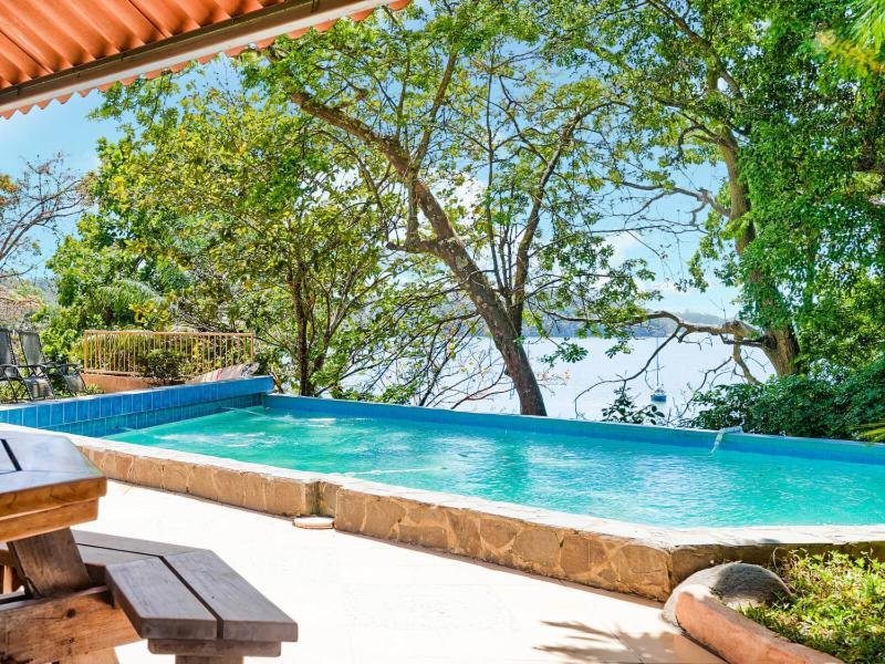 Habitación con cama grande y vistas al mar