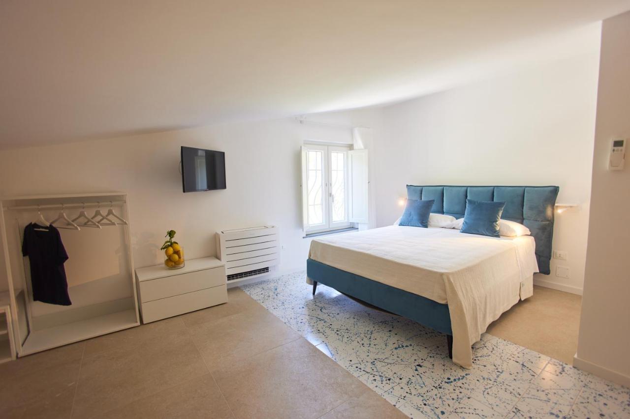 Habitación con cama extragrande y vistas al jardín