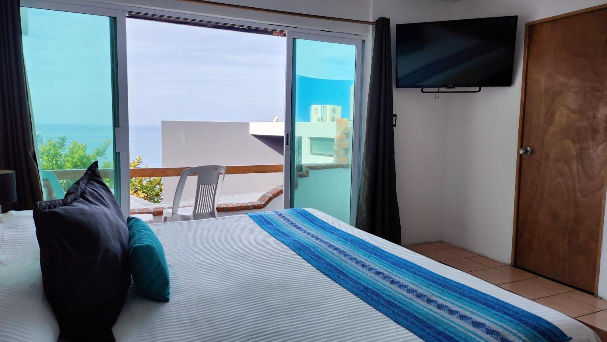 Habitación con cama extragrande y vistas al mar