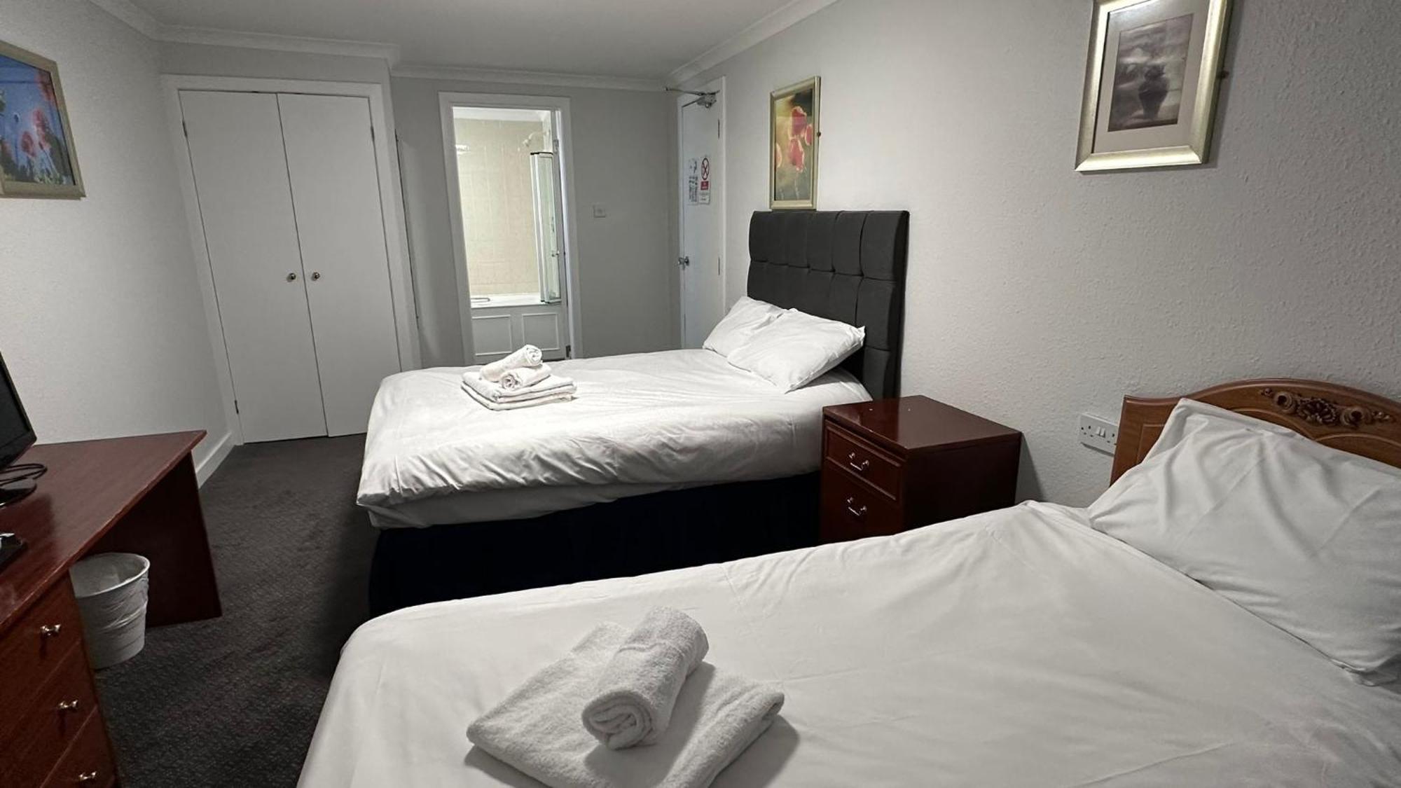 Twin Room Bath,1516332325:JPEG