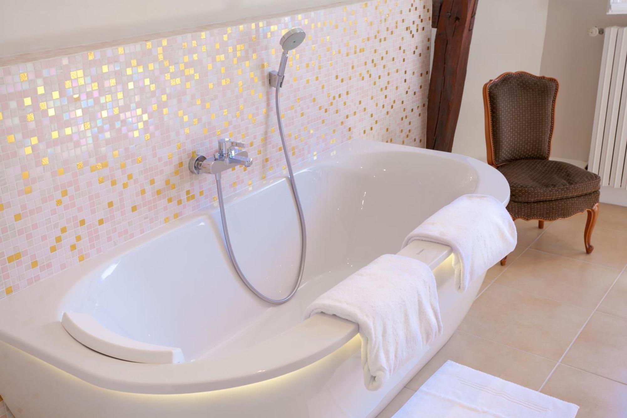 Deluxe Double Room Bath,1519598380:JPEG