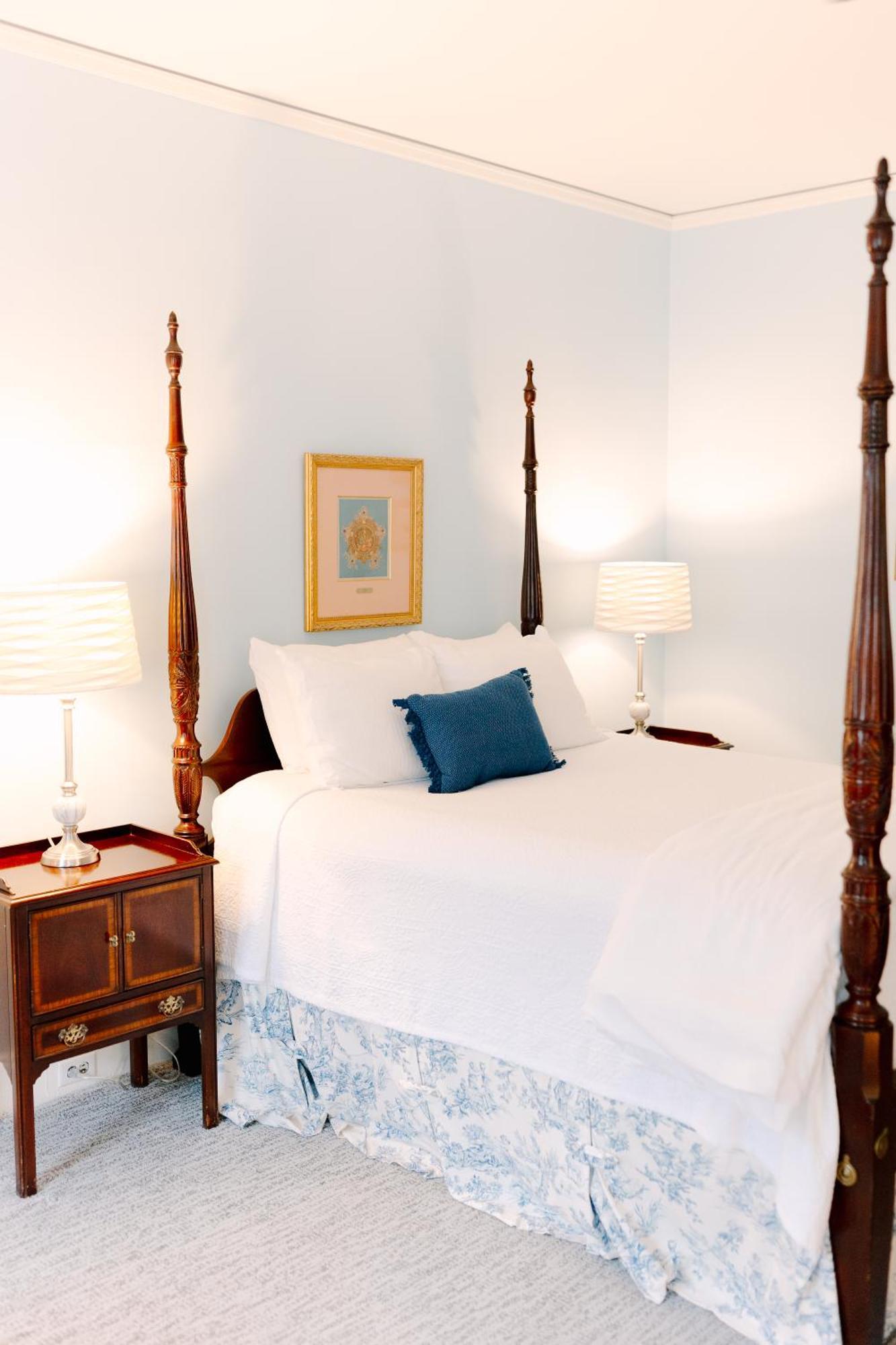Habitación con cama grande