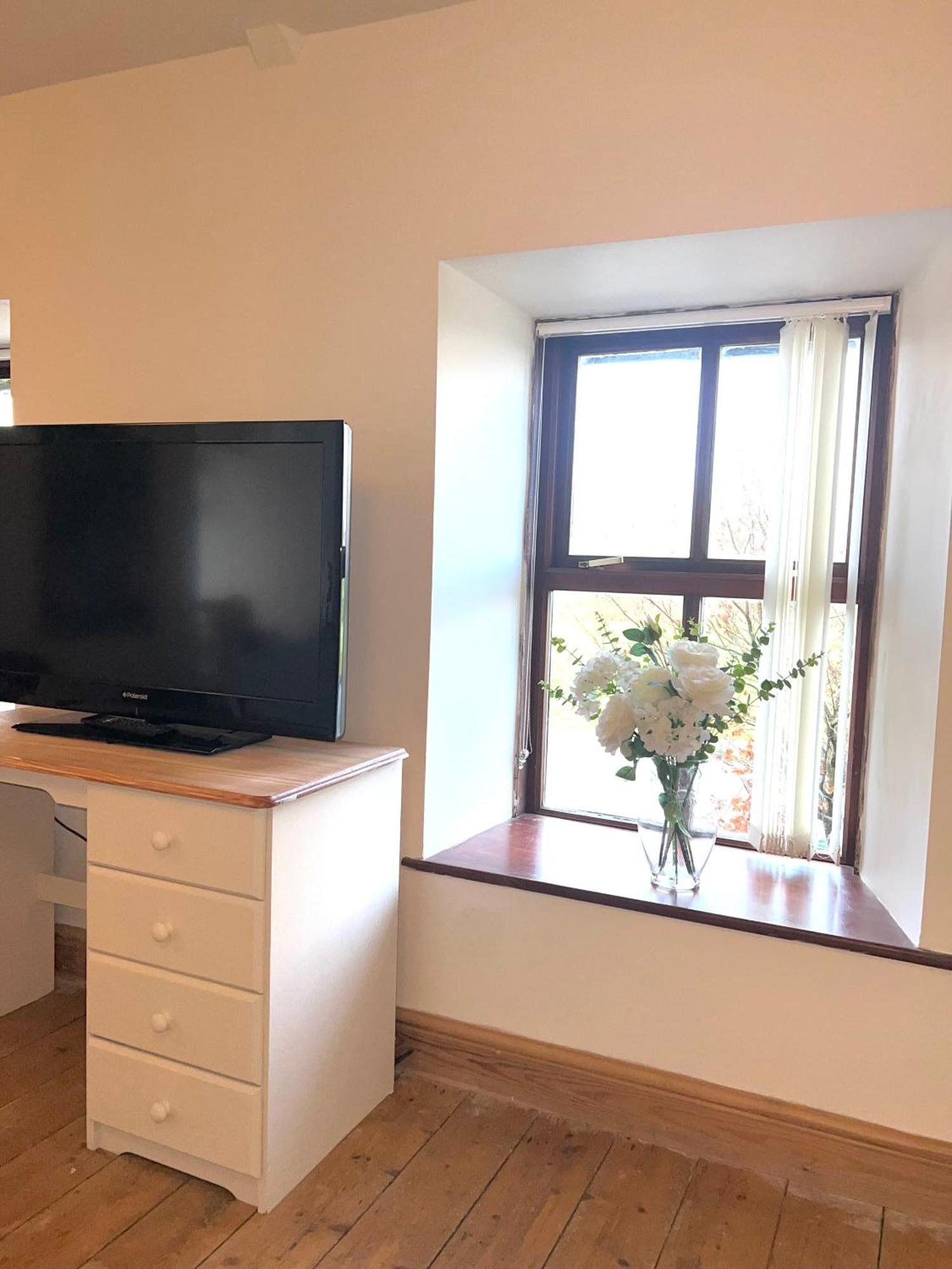 Family Room,1526112760:JPEG