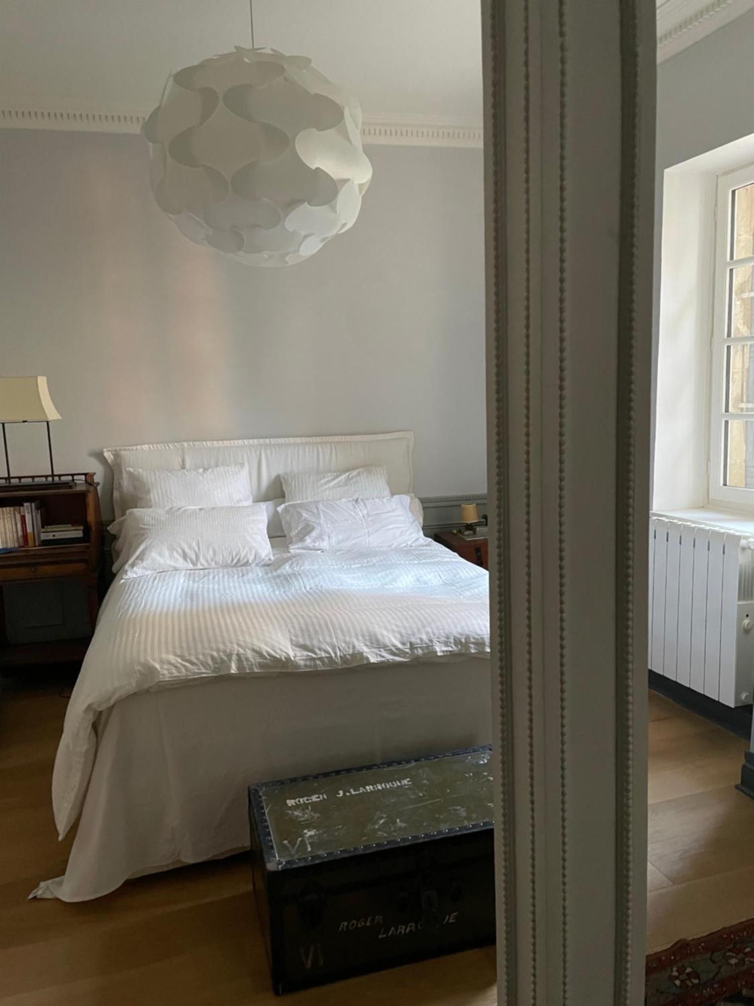 Zimmer mit Queensize-Bett und Gartenblick