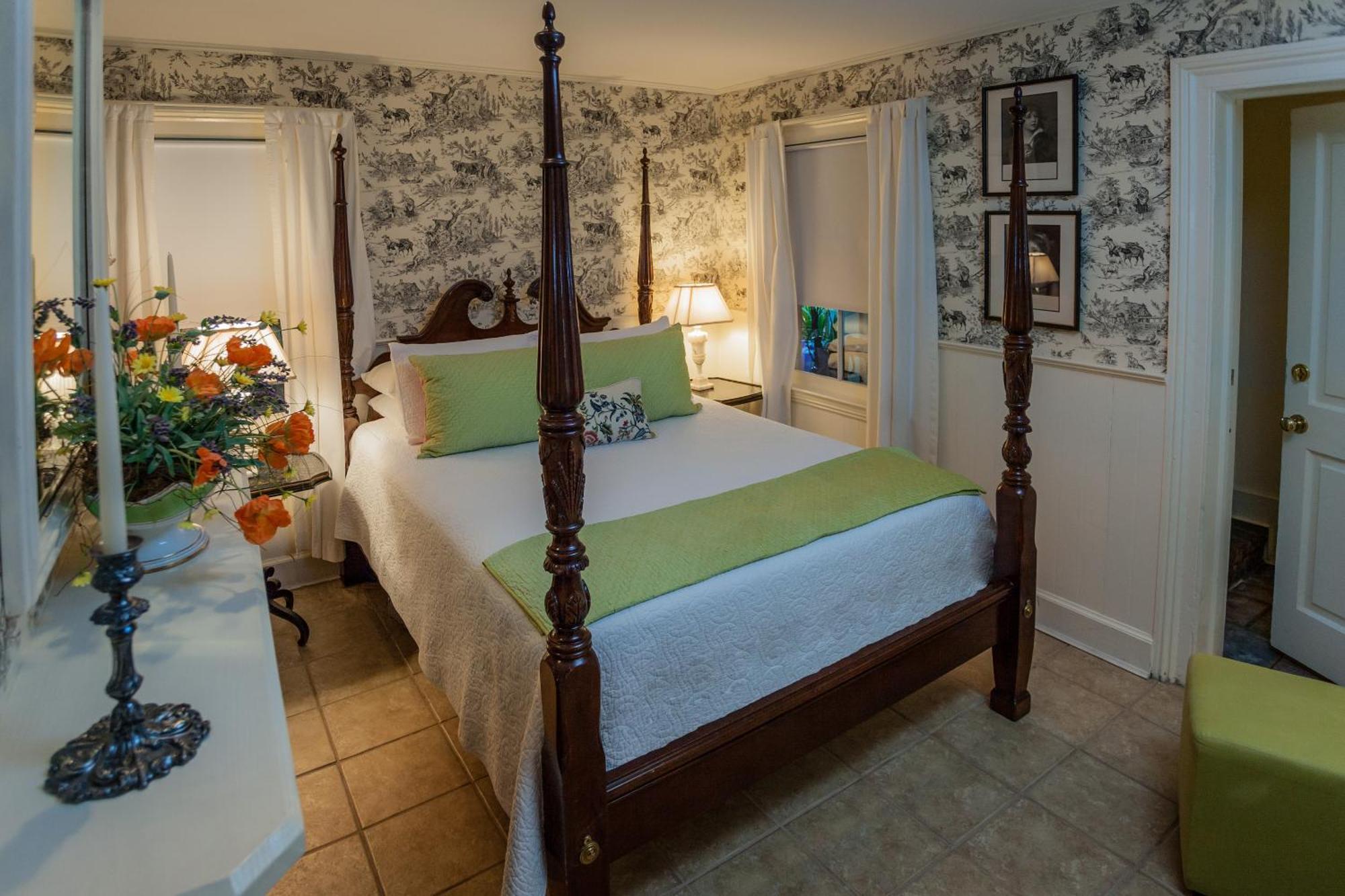 Queen Room - Garden Room