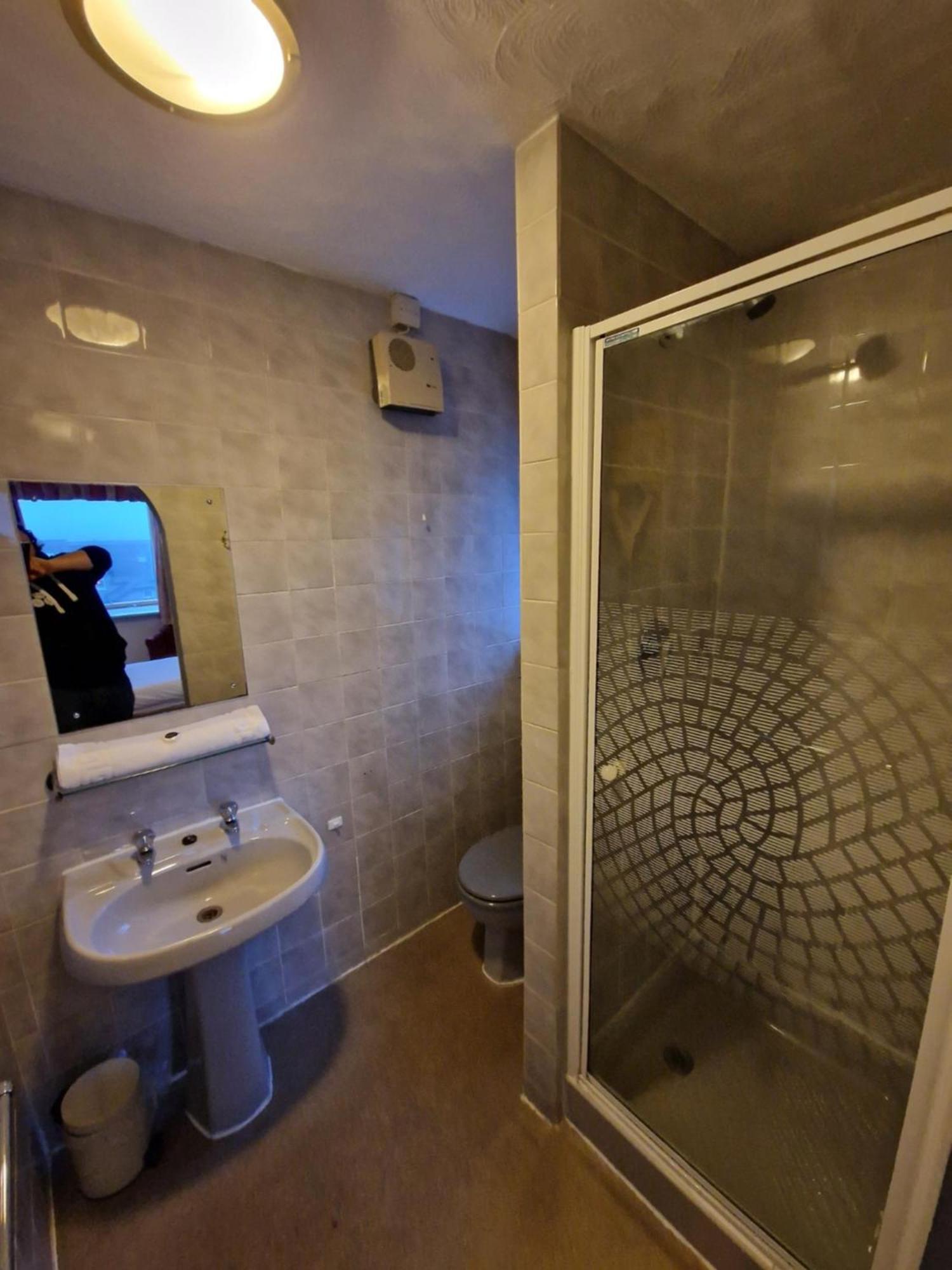 Single Room with Mountain View,1535986168:JPEG